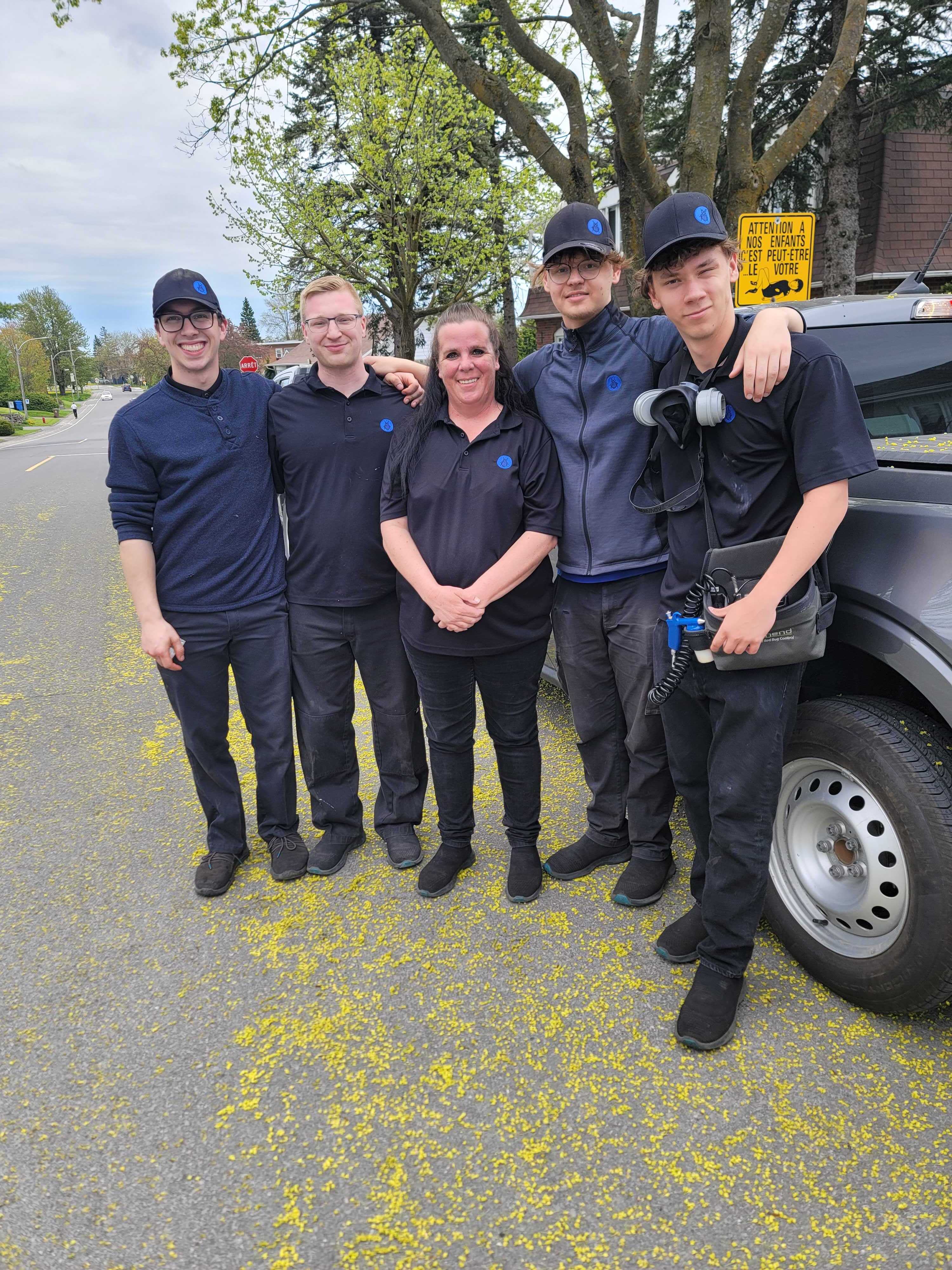 L'équipe de Royale Extermination devant un camion de service